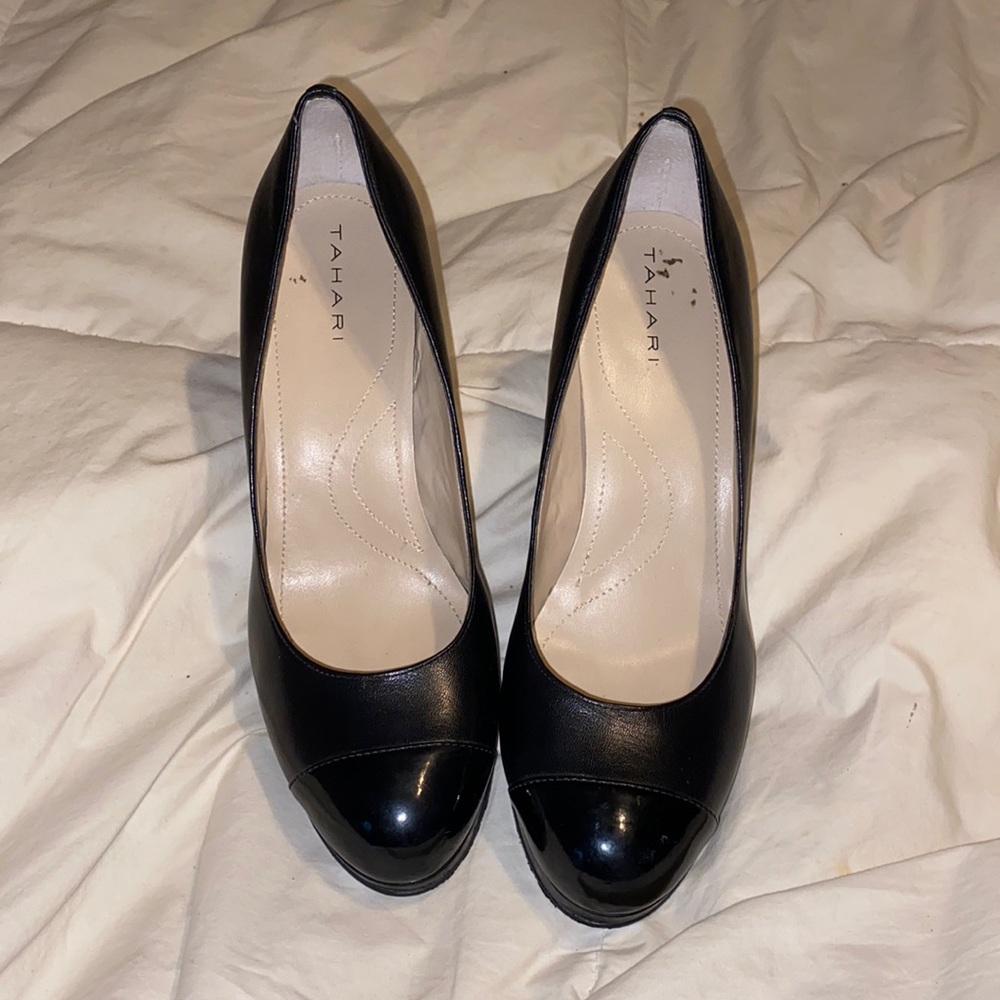Tahari Laura black heels size 8 1/2